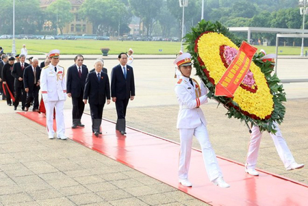 Đoàn đại biểu lãnh đạo Đảng, Nhà nước vào Lăng viếng Chủ tịch Hồ Chí Minh.